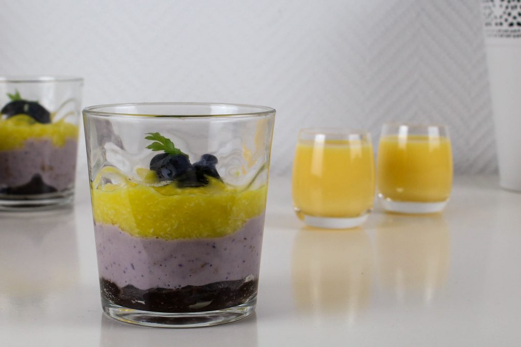 Blaubeeren-Mango-Dessert im Glas