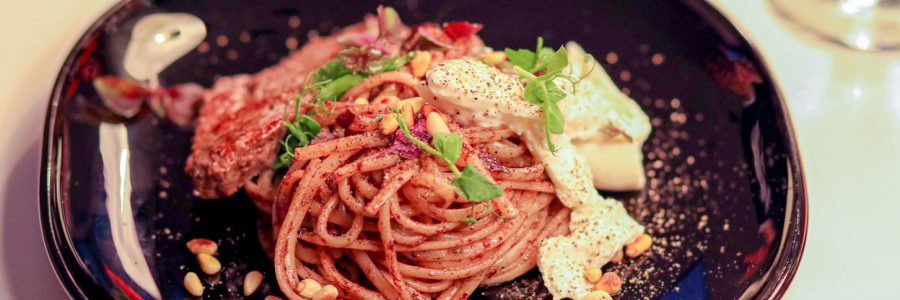 Linguini mit Balsamico-Tapenade, Burrata und geröstetem Knoblauch