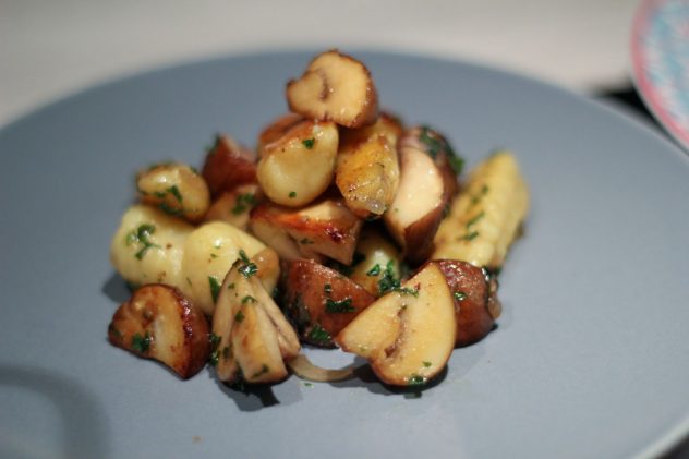 Schnitzel von der Kichererbse mit Kartoffeln und Spargel 24