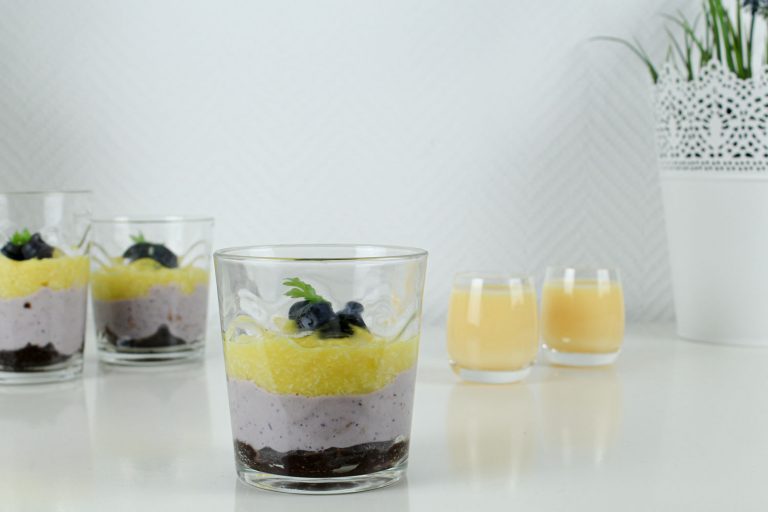 Blaubeeren-Mango-Dessert im Glas0 (0)