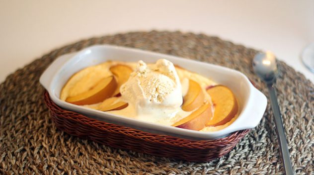 Zitronen-Posset mit gegrilltem Pfirsich und Mandelkrokant auf Mangopüree 15