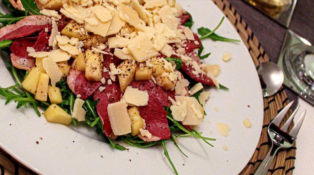Gebratene Entenbrust auf Rotkohl-Salat mit Trauben und Walnüssen 24