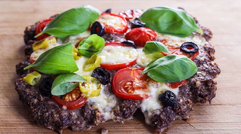 Hackpizza mit schwarzen Oliven, Tomaten und Mozarella 1