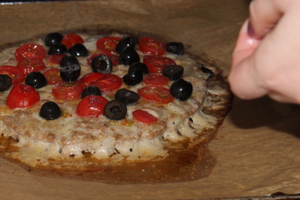 Hackpizza mit schwarzen Oliven, Tomaten und Mozarella 2