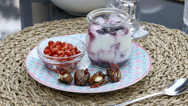 Erdbeer-Rhabarber-Trifle mit Haselnusskrokant 17