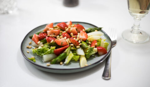 Gebratene Entenbrust auf Rotkohl-Salat mit Trauben und Walnüssen 2