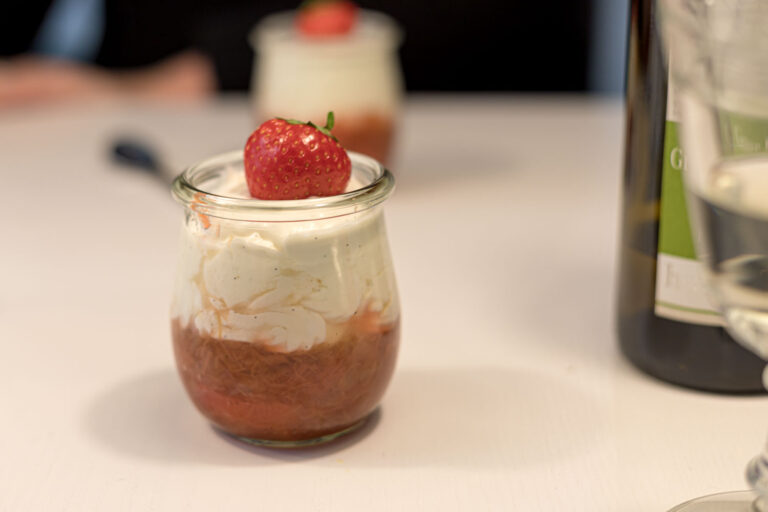 Erdbeer-Rhabarber-Trifle mit Haselnusskrokant