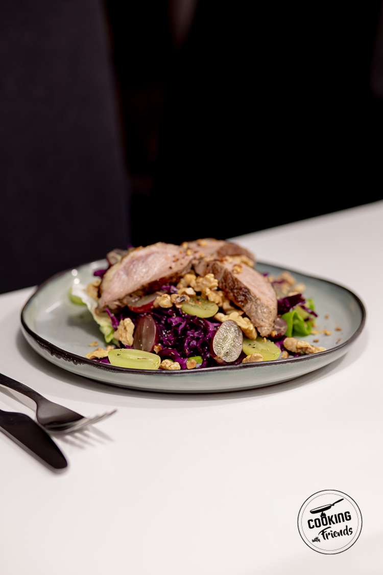 Gebratene Entenbrust auf Rotkohl-Salat mit Trauben und Walnüssen 4