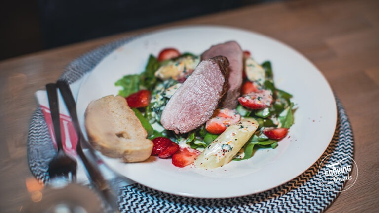 Schweinefilet auf Erdbeer-Spargelsalat