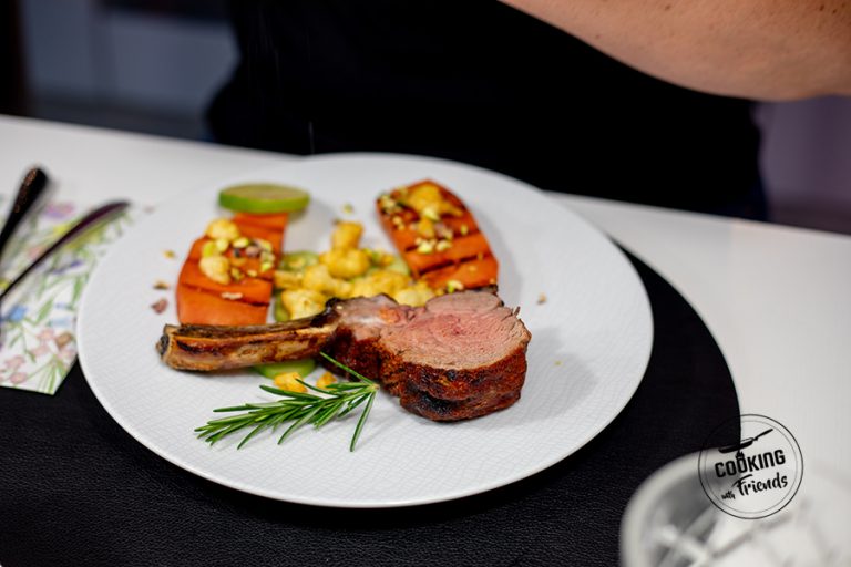 Kalbscarrée mit gegrillter Wassermelone Halloumi Popcorn