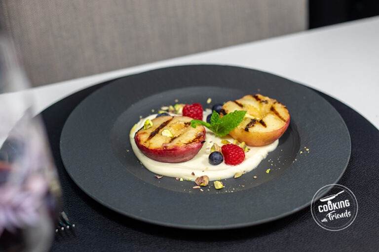 Gegrillte Pfirsiche auf Joghurt-Creme mit Beeren und Pistazien