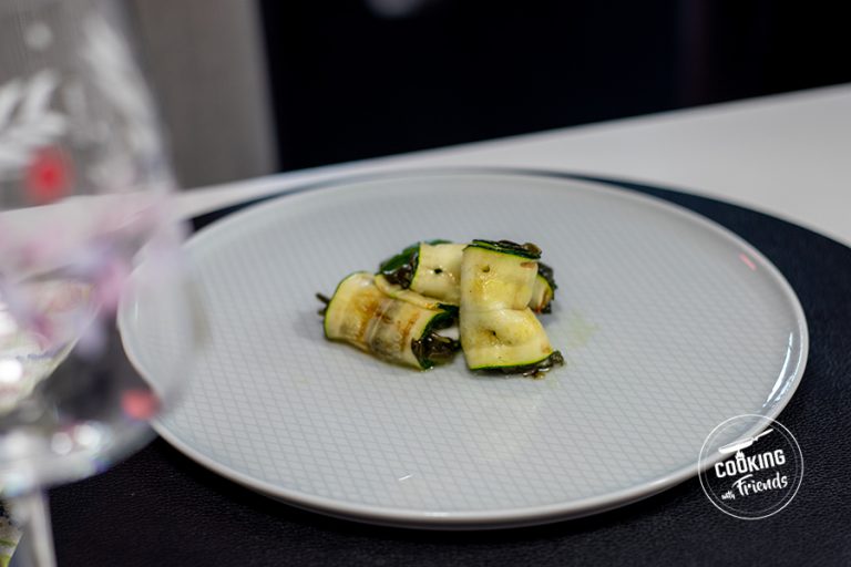 Zucchiniröllchen vom Grill mit Mozzarella und Spinat-Pesto-Sauce