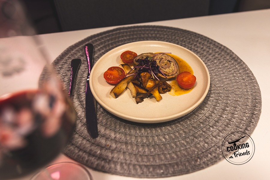 Kalbsrouladen mit Mandel-Kartoffel-Füllung und geschmorten Tomatenpilzen