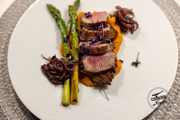 Lammrücken auf Süßkartoffelpüree mit Austernpilzen, roten Schmorzwiebeln und grünem Wildspargel