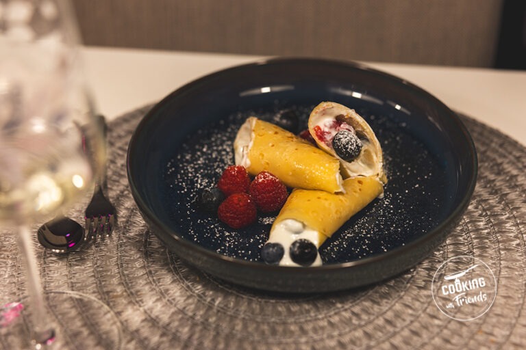 Gefüllte Crêpes mit Quark-Joghurt-Creme, Erdbeeren und Heidelbeeren