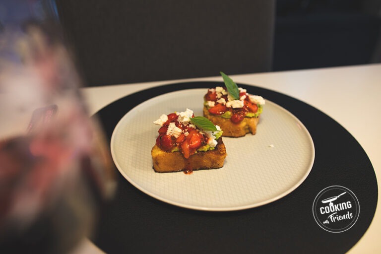 French-Toast mit Erdbeeren-Kompott und Ziegenkäse