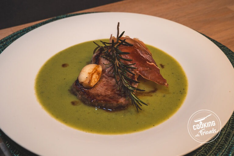 Rosa Kalbsrücken auf Erbsen-Minz-Creme mit krossem Parmaschinken