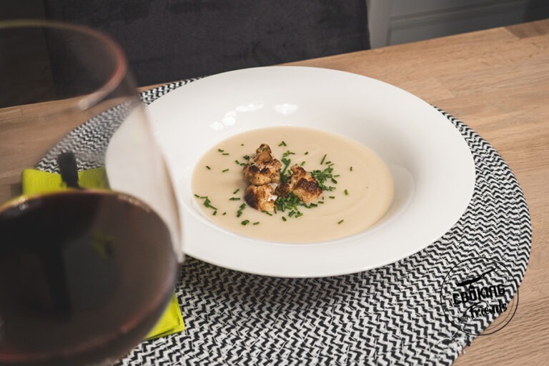 Samtige Blumenkohl-Suppe mit gerösteten Röschen und Schnittlauch
