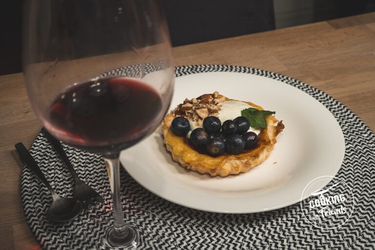Pastéis de Nata mit Blaubeeren und Minz-Limetten-Mascarpone