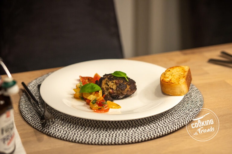 Pesto-Frikadelle | Tomatensalat | Crostini