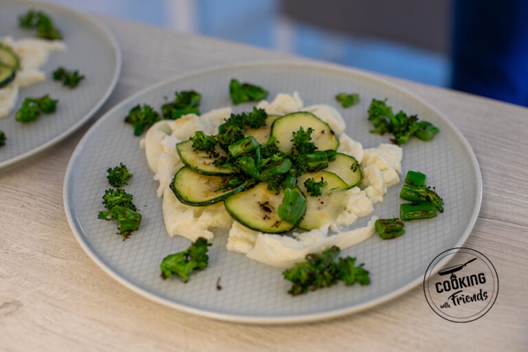 Zitroniger Zucchini-Brokkoli-Salat auf Stracciatella
