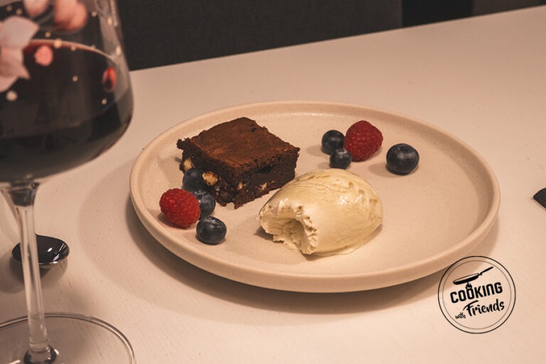 Saftiger Pekannuss-Walnuss-Brownie mit Vanille-Rahm-Eis und frischen Beeren